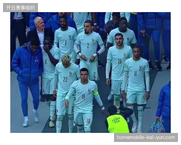 德尚面临幸福的烦恼,如何在中卫线选择最优组合将是法国队后防磨合的核心议题 德尚面临幸福的烦恼,如何在中卫线选择最优组合将是法国队后防磨合的核心议题